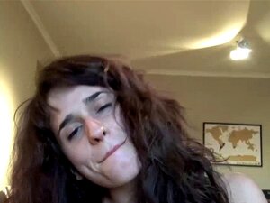 La mignonne espagnole Lucy gère une grosse bite dans sa chatte. La