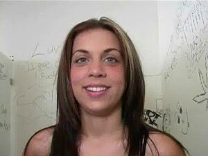 Pipe au gloryhole - Une fille sexy suce une bite 17