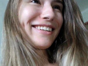 Une jolie chaude adore jouer avec sa chatte