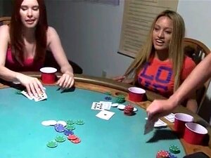 petites fraîches baisant lors d'une soirée poker