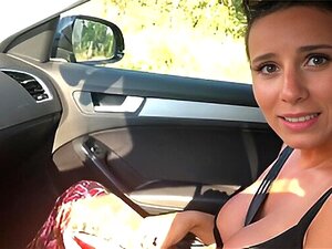 Excursion torride ! Belle femme aux gros seins offre une pipe