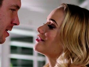 La blonde Mia Malkova se fait baiser sur le comptoir de la cuisine