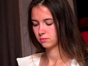 Observez la timide Nastya Kalinina dans sa toute première fois devant
