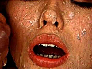 Une blonde vintage prend une double éjaculation faciale bien