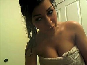 Briana se satisfait de la double pénétration après sa douche chaude