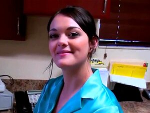 Kendal était une star du porno dans le passé, mais elle travaille
