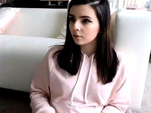 Brunette maigre avec un corps chaud se déshabillant en solo sur