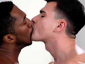 Sean Xavier et M. Deep Voice baise hardcore à cru