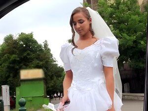 La chaude et sexy Amirah Adara, en robe de mariée, se fait ramasser
