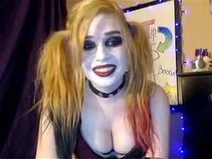 Le cosplay de Harley Quinn se baise elle-même en cam -