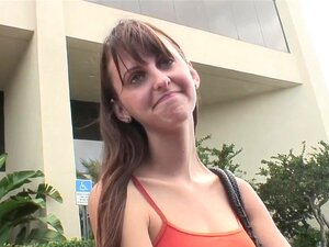 Nikki Sexton dans Auto Bang Sluts #3, Nikki Sexton attend un ami pour