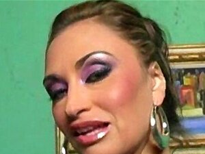 La MILF aux gros seins Claudia Valentine suce une bite pour une