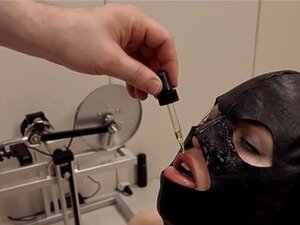 adorable babe BDSM brutale avec des cordes