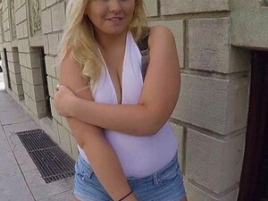 Alors que nous marchions vers ma voiture, je l'ai arrêtée dans