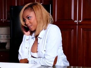 Découvrez l'intensité alors qu'une beauté noire aux courbes