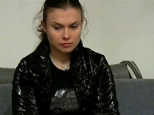 Chérie sauvage satisfait une grosse queue avec sa bouche et son trou