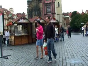 Il ramène une grand-mère touriste à la maison et la baise