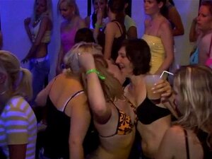 Les gens baisent dans tout le club. Les gens de tout le club sont