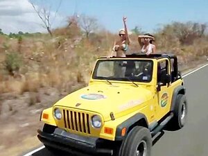 Lapine Playboy fait un voyage nu dans la jungle
