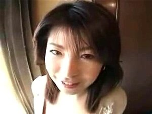 Femme asiatique fraîche et aux gros seins