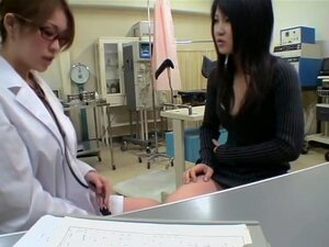 Une Japonaise aux longues jambes reçoit un gode dans sa fente pendant