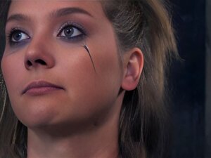 La beauté se fait sucer sans sens. La chérie enchaînée reçoit une