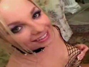 Blonde en résille qui baise