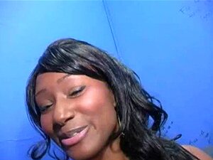 Une mignonne noire suce une bite - Gloryhole Sucking 25