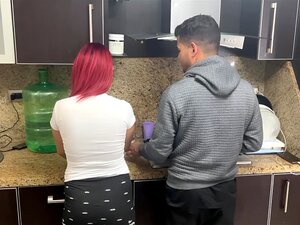 Femme et conjoint cuisinent mais son allié tripote sa femme à côté