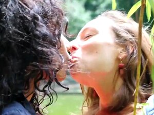 Rencontre lesbienne d'Abby et Caroline dans les bois - Ersties