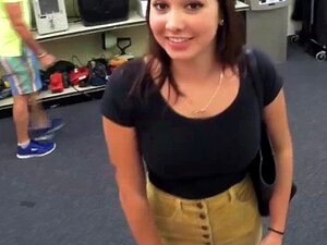 La mignonne d'Undergrad a mis sa chatte mignonne en gage pour de