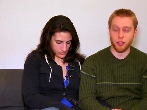 Des échangistes amateurs se lâchent dans une orgie à la maison des