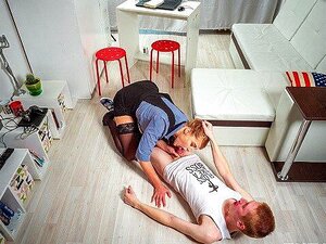 Une prof sexy montre comment elle connaît l'anglais et le sexe à la