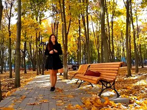 Automne chaud - PAS DE PANTALON # Up Coat NO PANTS dans un parc public