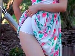 La déesse du sexe Zoe pose nue en plein air