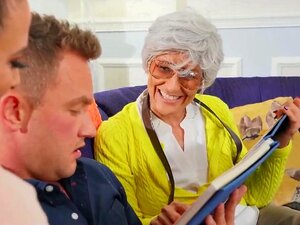 Maman sournoise se fait baiser à côté de mamie