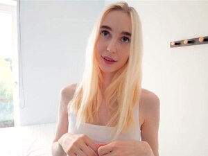 Fit18 - Shinaryen - Une modèle nordique mince aux cheveux dorés se