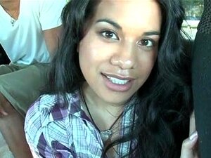 Une mignonne adolescente se déshabille et montre ses seins chauds