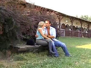 Une nana se fait baiser le cul dans le jardin... F70