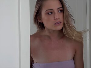 Une mignonne habillée avec de la lingerie pour surprendre son copain,