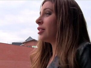 Une chaude brune russe amateur se fait payer par un inconnu dans les