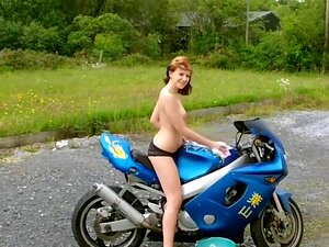 Sexy mignonne strip-tease sur un vélo