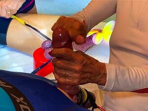 Endurance de branlette attachée, et sous chatte, baise en levrette