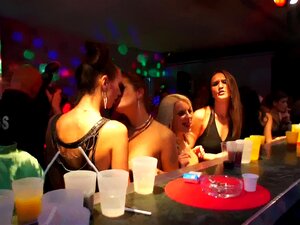 Les lesbiennes s'amusent en club