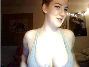 Petite rousse chaude avec des taches de rousseur et de gros seins