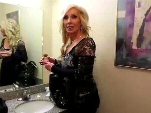 Milf à gros seins fait une branlette POV sensuelle