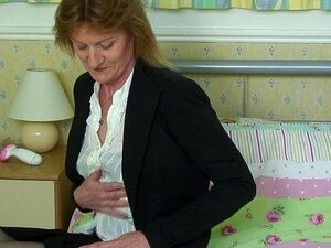 Vieille femme de bureau britannique mince devient cochonne