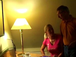 Grand-père montre à une petite comment baiser