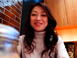 Une femme orientale sexy et mince se fait dévorer et baiser sa pêche