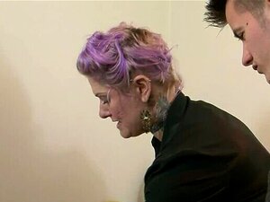 La femme tatouée et expérimentée Tallulah Tease permet à un gars